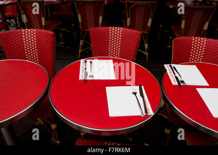 Bunte Tische und Stühle in Paris, Frankreich Stockfoto