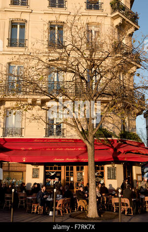 Leute sitzen am Bürgersteig Tische in einem belebten Café auf der Ile St. Louis; Paris, Frankreich Stockfoto