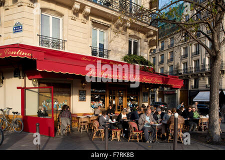 Leute sitzen am Bürgersteig Tische in einem belebten Café auf der Ile St. Louis; Paris, Frankreich Stockfoto