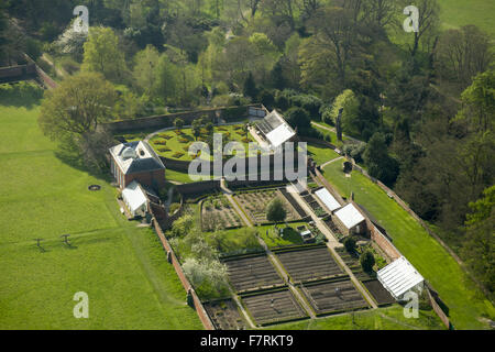 Eine Luftaufnahme von Calke Abbey, Derbyshire. Es gibt schöne, doch verblasst, ummauerten Gärten und der Orangerie, Auricula Theater und Gemüsegärten zu erkunden. Stockfoto