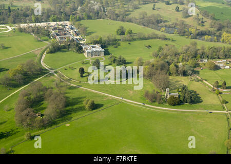 Eine Luftaufnahme von Calke Abbey, Derbyshire. Es gibt schöne, doch verblasst, ummauerten Gärten und der Orangerie, Auricula Theater und Gemüsegärten zu erkunden. Stockfoto