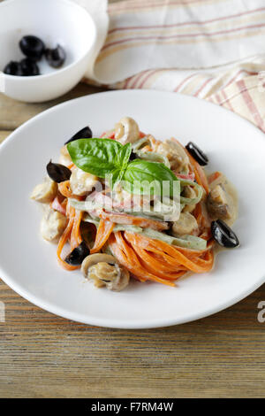 Farbe-Nudeln mit Pilzen und Oliven, Essen Nahaufnahme Stockfoto