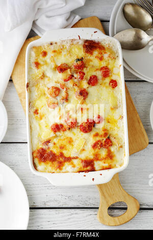 Lasagne mit Käse in der Auflaufform, Ansicht von oben Stockfoto