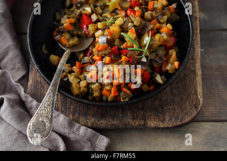 Ratatouille gemacht von Auberginen, Kürbis, Tomaten und Zwiebeln, Ansicht von oben Stockfoto