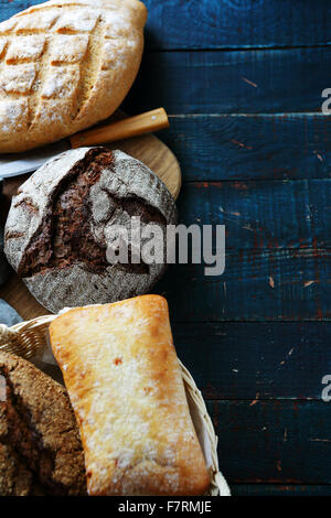 frisches Brot auf Brettern, Lebensmittel-Hintergrund Stockfoto