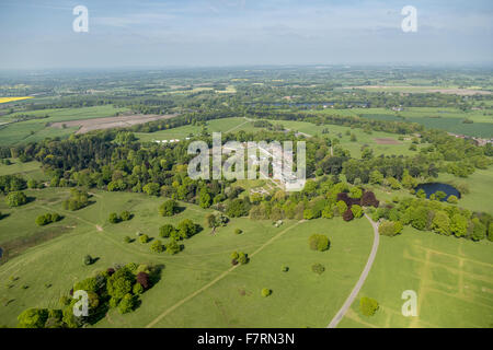 Eine Luftaufnahme von Tatton Park, Cheshire. Im frühen 19. Jahrhundert befindet sich Wyatt Haus inmitten einer 400 Hektar großen Wildpark. Stockfoto