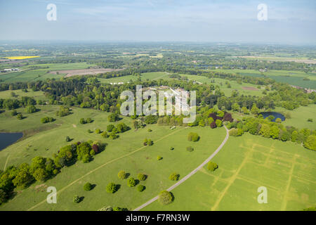 Eine Luftaufnahme von Tatton Park, Cheshire. Im frühen 19. Jahrhundert befindet sich Wyatt Haus inmitten einer 400 Hektar großen Wildpark. Stockfoto