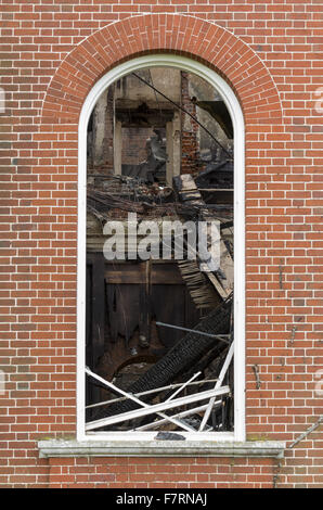 Ein Blick ins Schlafzimmer von der linken vorderen Ostfenster nach dem Brand Stand. Das Feuer brach am Mittwoch 29. April im Clandon Park, einem Herrenhaus aus dem 18. Jahrhundert. Das Feuer verbreitet durch das Gebäude und verursachte erhebliche Schäden. Clandon Park gehörte zu th Stockfoto