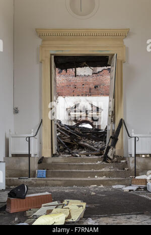 Die Aussicht von der Eingangshalle der Tür und Marmorsaal, Feuer zwei Tage nach dem verheerenden Clandon Park, Surrey. Ein Feuer brach am Mittwoch 29. April im Clandon Park, einem Herrenhaus aus dem 18. Jahrhundert. Das Feuer durch das Gebäude zu verbreiten und verursacht Stockfoto