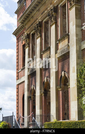 Eine Woche nach dem verheerenden Brand im Clandon Park, Surrey. Ein Feuer brach am Mittwoch 29. April im Clandon Park, einem Herrenhaus aus dem 18. Jahrhundert. Das Feuer verbreitet durch das Gebäude und verursachte erhebliche Schäden. Clandon Park gehörte das Land die meisten Co Stockfoto