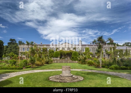 Der Süden Vorder- und formalen Garten am Mount Stewart, County Down. Mount Stewart ist einer der Top zehn Gärten der Welt gewählt worden und spiegelt das Design und die Kunst seines Schöpfers, Edith, Lady Londonderry. Stockfoto