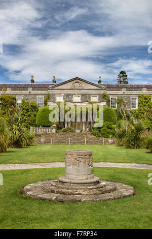 Der Süden Vorder- und formalen Garten am Mount Stewart, County Down. Mount Stewart ist einer der Top zehn Gärten der Welt gewählt worden und spiegelt das Design und die Kunst seines Schöpfers, Edith, Lady Londonderry. Stockfoto