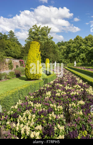 Der Long-Garten im Sommer bei Cliveden, Buckinghamshire. Hoch über der Themse mit Panoramablick über die Berkshire-Landschaft eingebettet, erfassen diese Gärten die Pracht einer vergangenen Epoche. Stockfoto