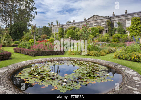 Der Süden Vorder- und formalen Garten am Mount Stewart, County Down. Mount Stewart ist einer der Top zehn Gärten der Welt gewählt worden und spiegelt das Design und die Kunst seines Schöpfers, Edith, Lady Londonderry. Stockfoto