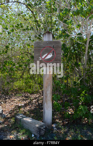 Kein Fischen Holz Schild am Boqueron. Cabo Rojo, Puerto Rico. Karibik-Insel. Territorium der USA. Stockfoto