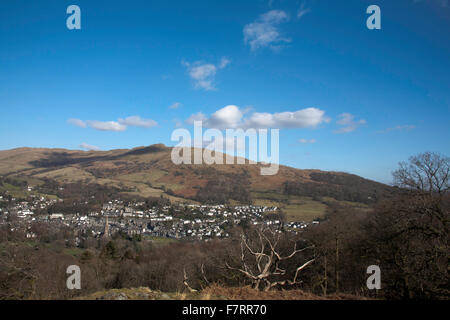 Das Dorf von Ambleside unter Wansfell und Wansfell Hecht von Loughrigg fiel Lake District, Cumbria England liegen Stockfoto