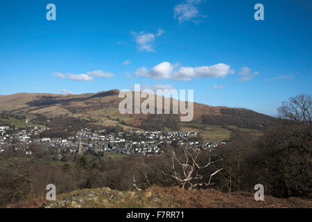 Das Dorf von Ambleside unter Wansfell und Wansfell Hecht von Loughrigg fiel Lake District, Cumbria England liegen Stockfoto