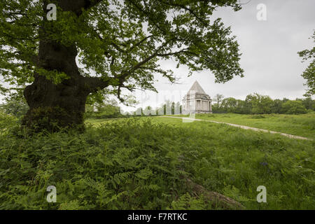 Cobham Holz und Mausoleum, Kent. Einst Teil der Darnley Familie Estate, der Wald öffnet sich auf das Mausoleum, entworfen von James Wyatt. Stockfoto