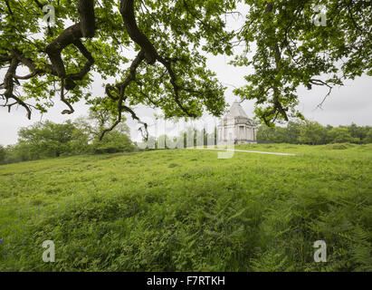 Cobham Holz und Mausoleum, Kent. Einst Teil der Darnley Familie Estate, der Wald öffnet sich auf das Mausoleum, entworfen von James Wyatt. Stockfoto