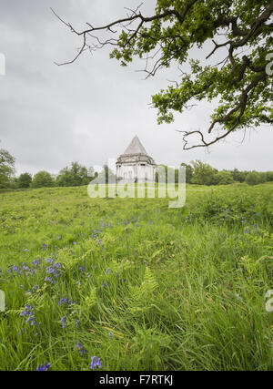 Cobham Holz und Mausoleum, Kent. Einst Teil der Darnley Familie Estate, der Wald öffnet sich auf das Mausoleum, entworfen von James Wyatt. Stockfoto