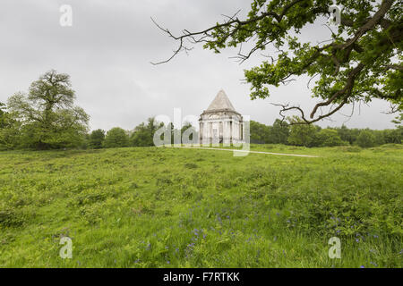 Cobham Holz und Mausoleum, Kent. Einst Teil der Darnley Familie Estate, der Wald öffnet sich auf das Mausoleum, entworfen von James Wyatt. Stockfoto