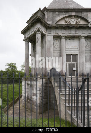 Cobham Holz und Mausoleum, Kent. Einst Teil der Darnley Familie Estate, der Wald öffnet sich auf das Mausoleum, entworfen von James Wyatt. Stockfoto