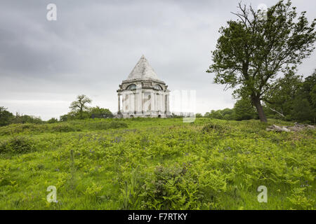 Cobham Holz und Mausoleum, Kent. Einst Teil der Darnley Familie Estate, der Wald öffnet sich auf das Mausoleum, entworfen von James Wyatt. Stockfoto