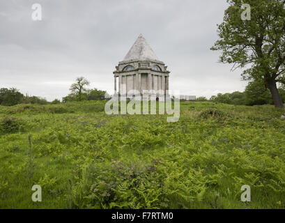 Cobham Holz und Mausoleum, Kent. Einst Teil der Darnley Familie Estate, der Wald öffnet sich auf das Mausoleum, entworfen von James Wyatt. Stockfoto