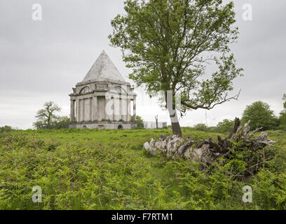 Cobham Holz und Mausoleum, Kent. Einst Teil der Darnley Familie Estate, der Wald öffnet sich auf das Mausoleum, entworfen von James Wyatt. Stockfoto