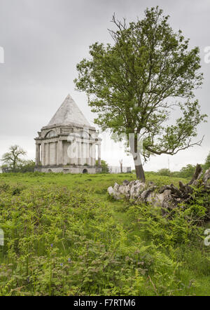 Cobham Holz und Mausoleum, Kent. Einst Teil der Darnley Familie Estate, der Wald öffnet sich auf das Mausoleum, entworfen von James Wyatt. Stockfoto