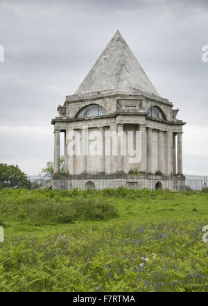 Cobham Holz und Mausoleum, Kent. Einst Teil der Darnley Familie Estate, der Wald öffnet sich auf das Mausoleum, entworfen von James Wyatt. Stockfoto