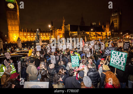 London, UK. 2. Dezember 2015. Halten die Kriegs-Protest vor Westminster Parlament Gebäude vor der Abstimmung über die Ausweitung der Luftangriffe gegen den is auf Syrien Credit: Guy Corbishley/Alamy Live News Stockfoto