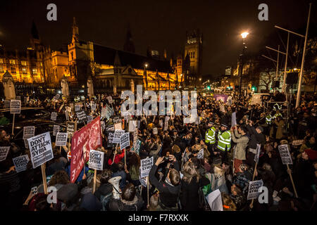 London, UK. 2. Dezember 2015. Halten die Kriegs-Protest vor Westminster Parlament Gebäude vor der Abstimmung über die Ausweitung der Luftangriffe gegen den is auf Syrien Credit: Guy Corbishley/Alamy Live News Stockfoto