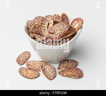 Betelnuss-chips in eine Schüssel geben, isoliert auf weiss. Stockfoto