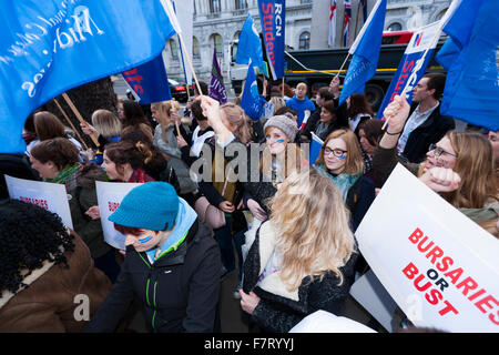 London, UK. 2. Dezember 2015. "Stipendium or Bust" Protest von Studenten Gesundheitspersonal: London, am 2. Dezember 2015. Student-Hebamme mit anderen Studenten Hebammen, Krankenschwestern und verschiedenen NHS Arbeitnehmer halten Protest gegen die Kürzungen der Regierung ihre Stipendien. Außerhalb des Gesundheitsministeriums, Richmond House, 79 Whitehall London statt SW1A 2NS. Bildnachweis: Enid Englisch/Alamy Live-Nachrichten Stockfoto