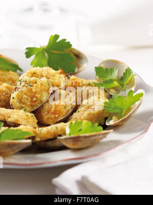 Eine Schüssel mit leckeren angeschlagenen Muscheln mit Knoblauch Stockfoto