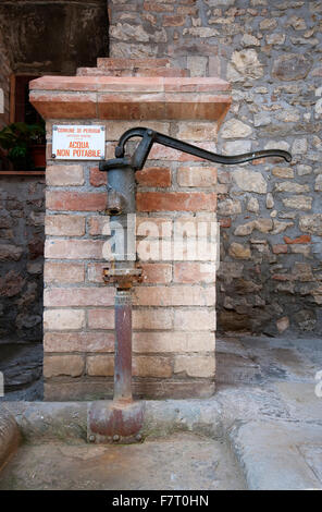 Alter Brunnen in Mugnano, Dorf der bemalten Wände, Umbrien, Italien Stockfoto