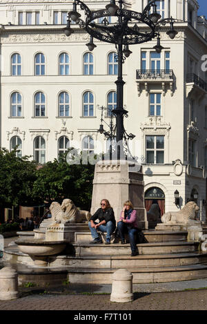 Brunnen auf dem Vörösmarty Tér, Budapest, Ungarn Stockfoto