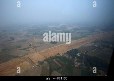 Luftbild von der unter Konstruktion kommende Lucknow-Agra-Schnellstraße in Lucknow. Die Agra Lucknow Schnellstraße befindet sich ein unter Bau 302 km (188 km) Kontrolliertzugang Autobahn oder Schnellstraße, gebaut zwischen den Städten von Agra und Lucknow im indischen Bundesstaat Uttar Pradesh. Es erstreckt sich über 10 Distrikte, die von ihr geschnitten werden würde, nämlich Agra, Firozabad, Mainpuri, Etawah, Auraiya, Kannauj, Kanpur, Unnao, Hardoi und Stadt Lucknow. Uttar Pradesh Regierung treibt für sein Flaggschiff Agra-Lucknow Expressway bis Oktober 2016 betriebsbereit sein, deren Kosten wird voraussichtlich 15 Rs Stockfoto