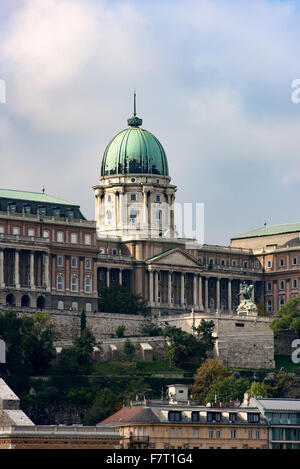 Blick vom Schädling auf Buda mit Burgpalast Budavári Palota; Budapest, Ungarn-UNESCO-Welterbe Stockfoto