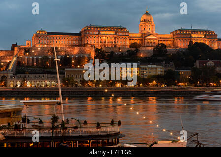 Blick vom Schädling auf Buda mit Burgpalast Budavári Palota; Budapest, Ungarn-UNESCO-Welterbe Stockfoto