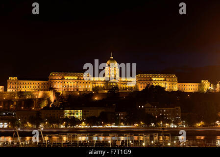 Blick vom Schädling auf Buda mit Burgpalast Budavári Palota; Budapest, Ungarn-UNESCO-Welterbe Stockfoto