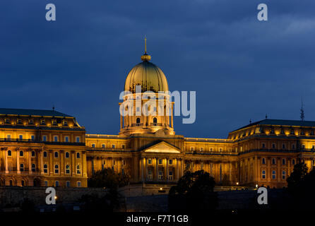 Blick vom Schädling auf Buda mit Burgpalast Budavári Palota; Budapest, Ungarn-UNESCO-Welterbe Stockfoto