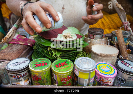 Detail des Verkaeufers Paan Vorbereitung eine Mischung aus Tabak und Areca-Nuss auf ein Betelblatt in Kalkutta Stockfoto