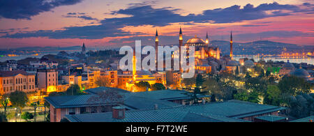 Istanbul-Panorama. Panorama-Bild der Hagia Sophia in Istanbul, Türkei bei Sonnenaufgang. Stockfoto