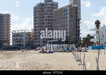 Salamis Beach, Famagusta, Türkische Republik Nordzypern, mit verlassenen Gebäude in der verbotenen Zone hinter Stockfoto