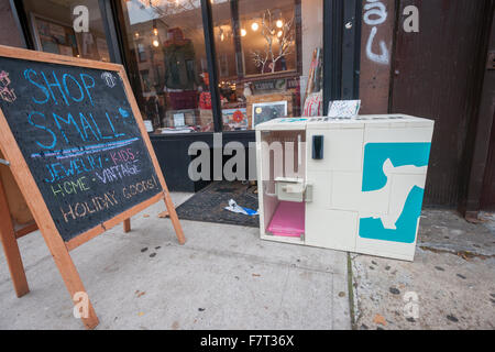 Einen Hund Parker Zwinger außerhalb der Fort Greene Gemischtwarenladen in Brooklyn in New York am Samstag, 28. November 2015. Der Zwinger, welche Kosten von der ersten Minute oder Stunde, ermöglicht es Ihnen, Ihren vierbeinigen Begleiter zu parken, während Sie Besorgungen oder Brunch mit Freunden in Orten, in denen Hunde nicht. Bisher gibt es zwei Zwingern in Fort Greene, Brooklyn mit Expansionspläne. (© Richard B. Levine) Stockfoto