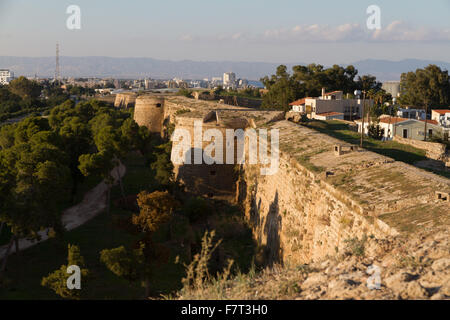 Suche entlang der Mauern der alten Stadt Famagusta in der Türkischen Republik Nordzypern Stockfoto