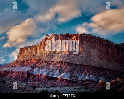 Felsformationen bei Sonnenuntergang. Hartnet South Wüste Waterpocket Fold, Capitol Reef National Park, Utah Stockfoto