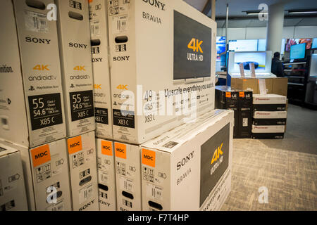 Boxen von Sony 4K Ultra-High-Definition-Fernseher warten auf Sonntag, 29. November 2015 in einem Best Buy-Elektronik-Geschäft in New York verkauft werden. Die Kosten für die 4K Fernseher hat sich jäh in diesem Jahr, so dass sie die große Hoffnung der Einzelhändler als heiße Urlaub Punkt kommen. (© Richard B. Levine) Stockfoto